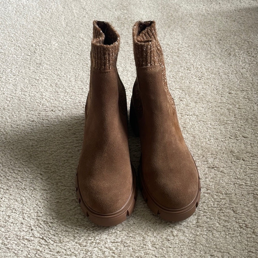 Brand new Steve Madden Hayle Platform Chelsea Boot Chestnut in Size 7.5